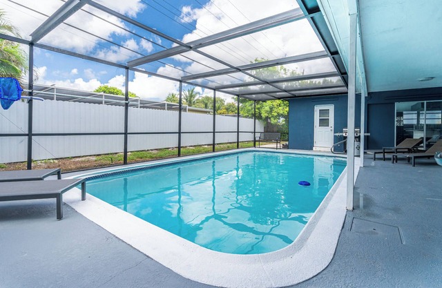 4BR Getaway + Pool + Game Room, 18-mins to Ocean