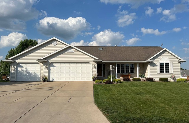 4BR home... 10 minutes from Lambeau Field!!