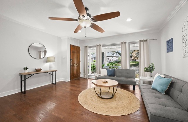 Spacious 4BR Retreat|Walk 2 Campus|Bowlers Welcome