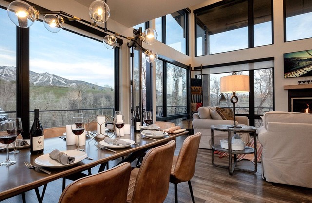 4BR + Hot Tub + Deck + Mountain Views - Hilltop Chateau