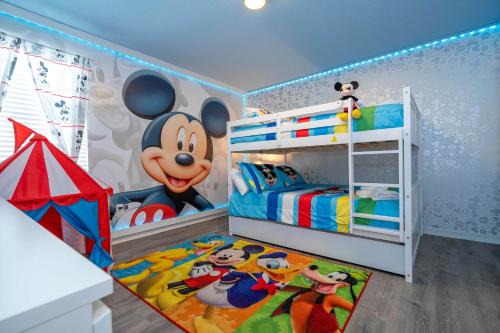 4BR Lakefront - Themed Rooms - Pool & BBQ!