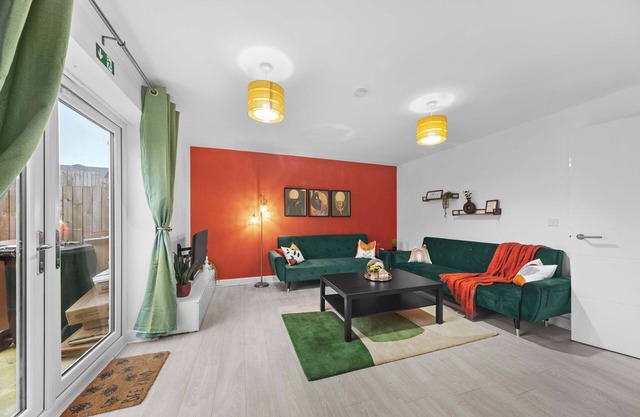 Contractor & Family-Friendly 4BR Home | Leeds