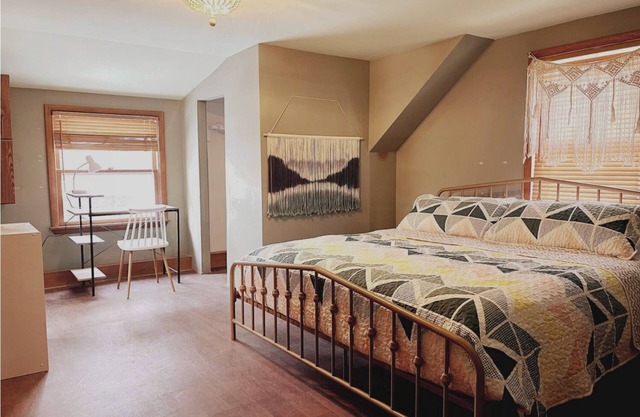 4BR Near CVNP, Sleeps 10,Cuyahoga Falls, Pets Ok