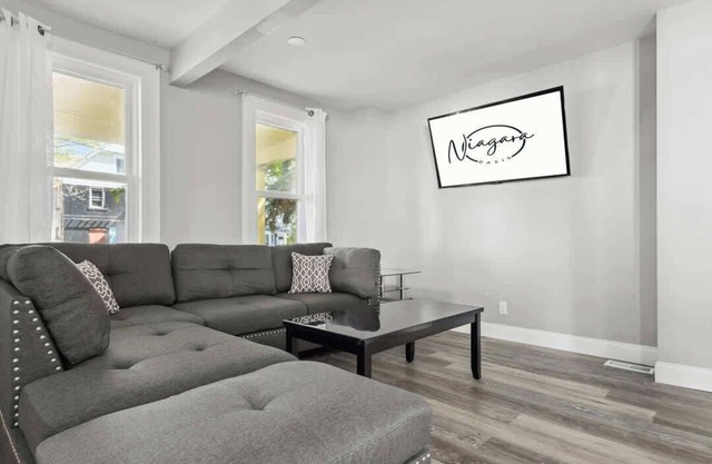 4BR Niagara Falls Home Free Parking + WiFi