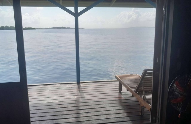 4BR Ocean View Retreat - Private Deck & Beach Fun