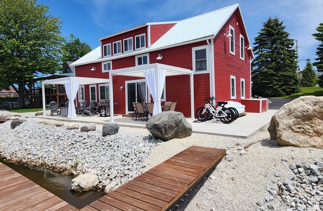 4-Bedroom Retreat on the River Lambeau Field only 40mins away Beach/Boat/Views