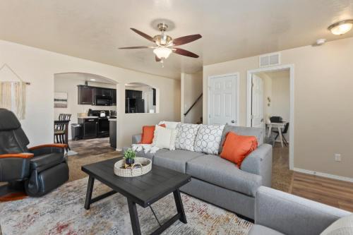 4br Sleeps 9 Near Topgolf, Parks Wahooz Fun