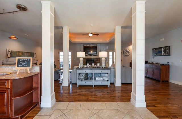 4-BD WALK-IN~ Large 2,600 square ft Villa~Large Deck, Pool🏊, Golf⛳ (V120)