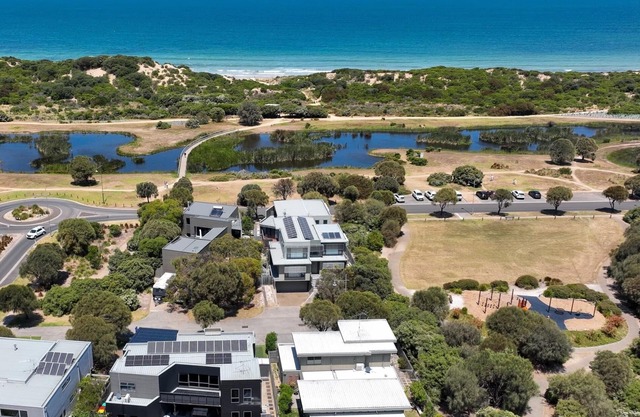 4CHP The Sands Torquay .. Across the road from Whites Beach Beachfront LUXURY