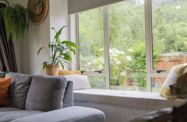4kms from CBD, pet-friendly, bike tracks/ bus right out the gate, family/couples