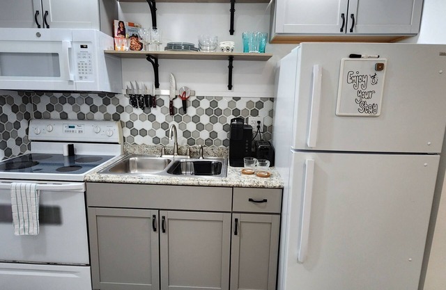 4th St Studio- Weekly/ Monthly Discounts! Travelers and Contractors Welcome!