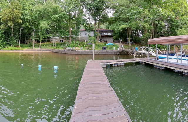 5,000 SF LUXURY RENTAL ON LAKE NORMAN W/ FREE PONTOON BOAT. ACCOMODATES 16