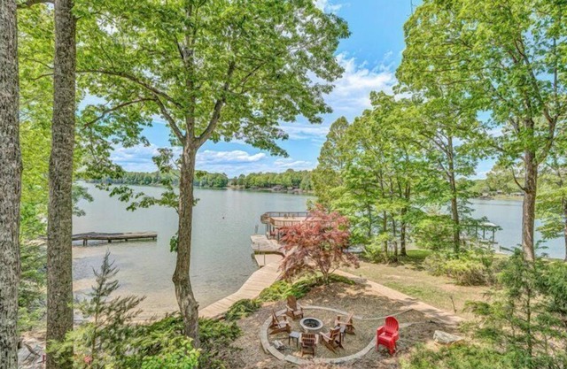Sandy Beach, Pet Friendly, Hot Tub, Fire Pit & Wifi! Come Visit "Chilliwack"!