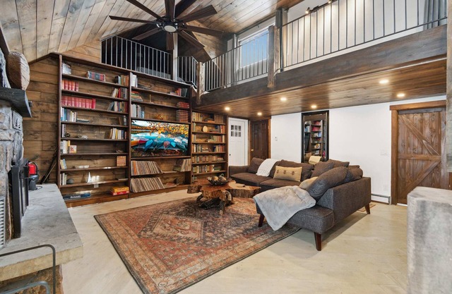 5 Bd Cabin W/ Private Hot Tub