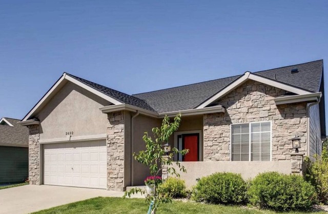 5 bedroom House with mountain views and golf course. Great getaway!!