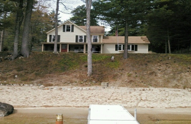 Belle maison au bord du lac sur le lac Sebago, à 100 pieds de la plage de sable