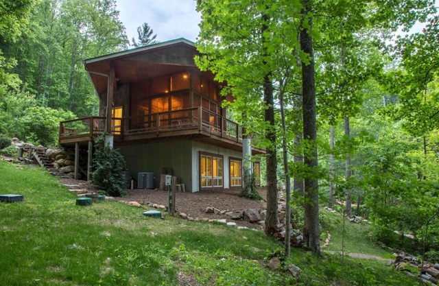 5 Bed 4 Bath Vacation home in Tuckasegee