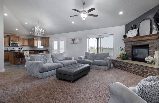 5-bed by Dinosaur National Monument & Green River w/Hot Tub, Pool & Fire Pit.