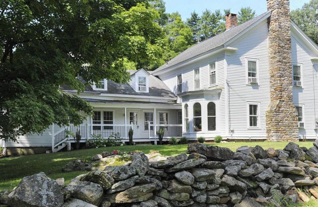 5-bed Colonial Berkshires Farmhouse, aka Grandaddy's House, Family Friendly home