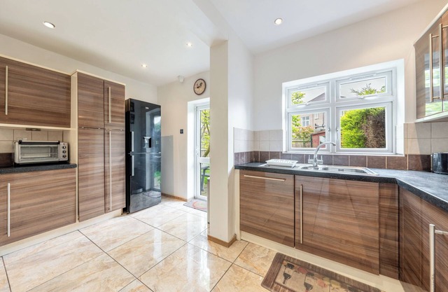 5- bed gem in Barnet, Short let Luxury Awaits