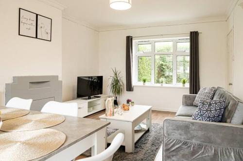 5 Bed House - Free Parking
