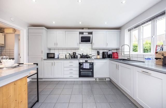 5 Bed House | Kent | Bedrooms with TV | Pool Table | Arcade Room