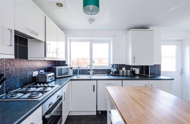 5 Bed House Manchester by MCR Dens
