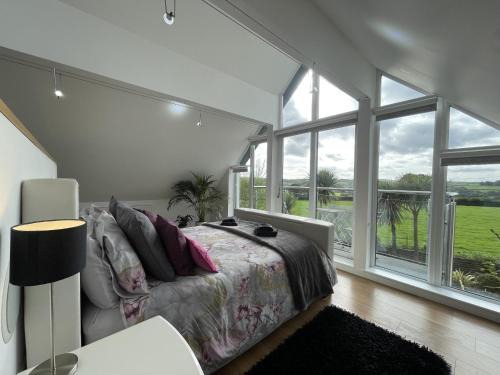 5 Bed House -Sleeps 14 - Hot Tub - Bar - Game Room
