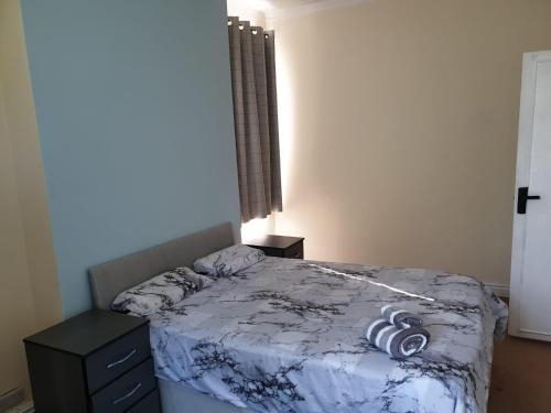 5 Bed House - Sleeps 6 - Wifi - Parking