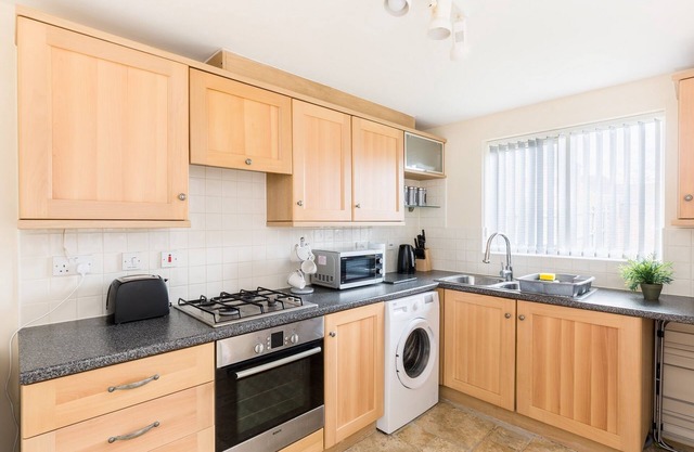 5 bed house with free parking in quiet location