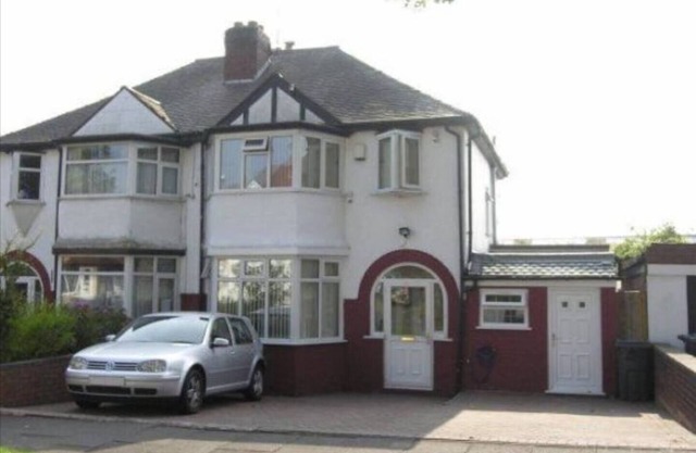 5-Bed House with separate living room