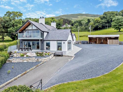 5 Bed in Ruthin 86009