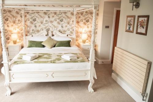 5 Bed Luxury Townhouse with Hot Tub, Rooftop Terrace, Perfect for Groups, Near Cruise Terminal