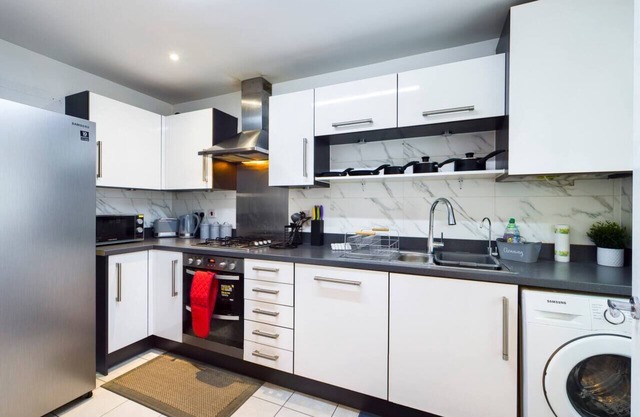 5 bed townhouse nr Reading centre. Garden/Parking