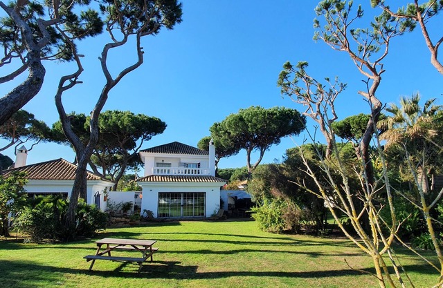 Villa de 5 chambres avec d'immenses jardins, piscine et salle de jeux, près du club de golf et de la plage.