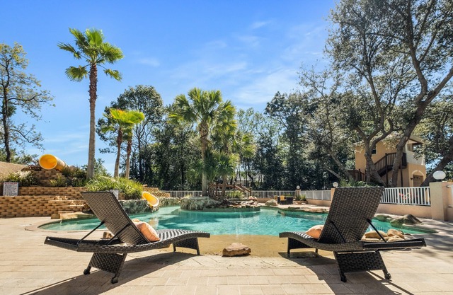 5 bedrm Paradise w/ your own POOL + LAZY RIVER