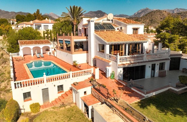 Belle villa de 5 chambres avec piscine de 17 mètres et une vue imprenable. Reg VTAR / MA / 02