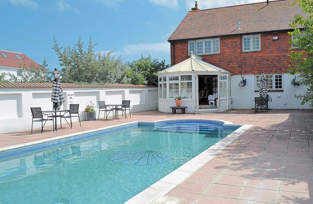 5 bedroom accommodation in Hayling Island
