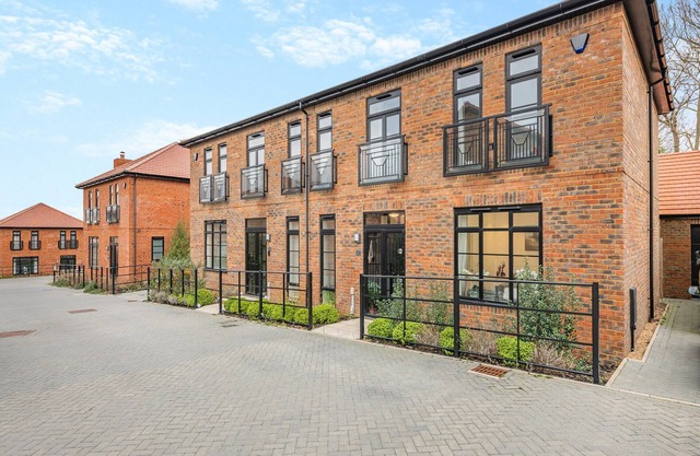 5 bedroom accommodation in Canterbury