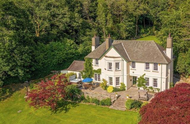 5 bedroom accommodation in Windermere