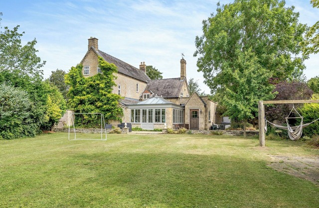 This 5-star, Grade II listed holiday cottage combines luxury, comfort, and serenity.