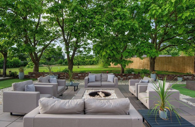 Stunning house, stunning grounds, amazing bonus features such as bar, hot tub and kids tree house.