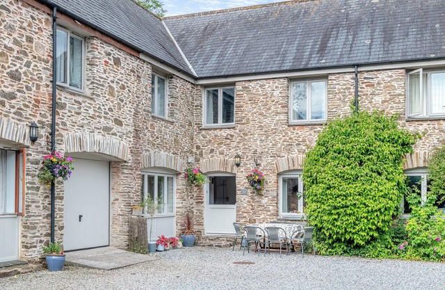 Oak Cottage is a deceptively spacious holiday retreat, accommodating ten guests in five bedrooms.