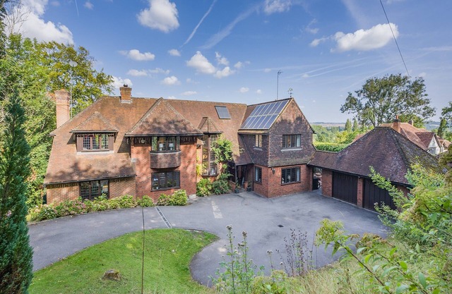 Make lasting memories at this luxurious Riverside Retreat with breathtaking views of the Thames.