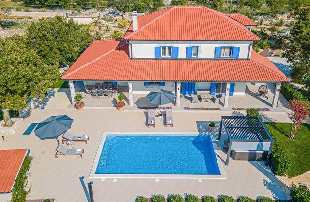 5 bedroom accommodation in Drnis