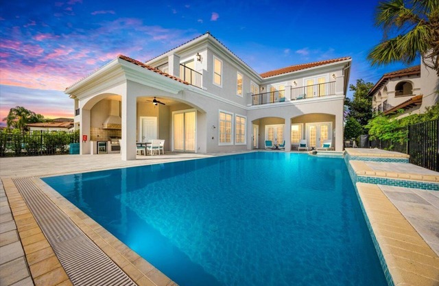 Maison de 5 chambres à coucher Beverly Hills à la Réunion La plus grande piscine, salle de cinéma et salle de jeux