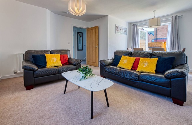 5 Bedroom Contractor Guesthouse w. Parking & Wifi