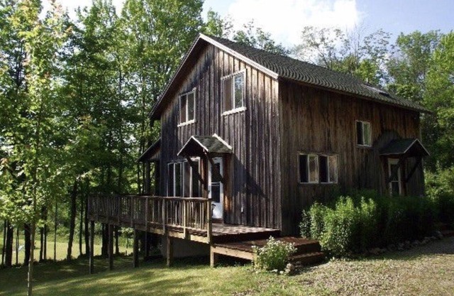 Chalet confortable avec 5 chambres niché dans les bois avec un étang à 1,5 km de l'établissement CHQ