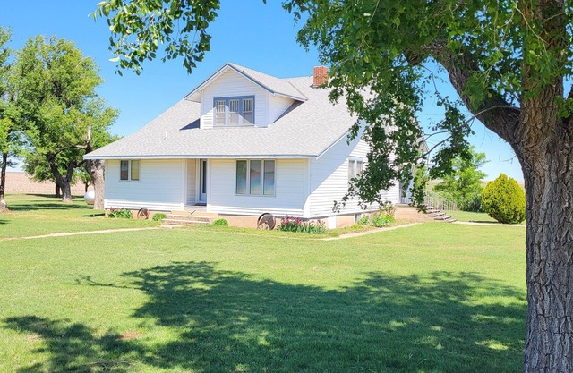 5-bedroom farmhouse in the heart of farm & ranch country.