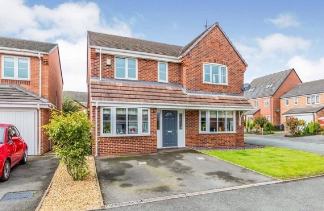 5 BEDROOM / 4 BATHROOM MODERN DETACHED HOUSE